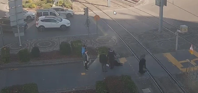 Polis, rahatsızlanan kadının yanından biran olsun bile ayrılmadı
