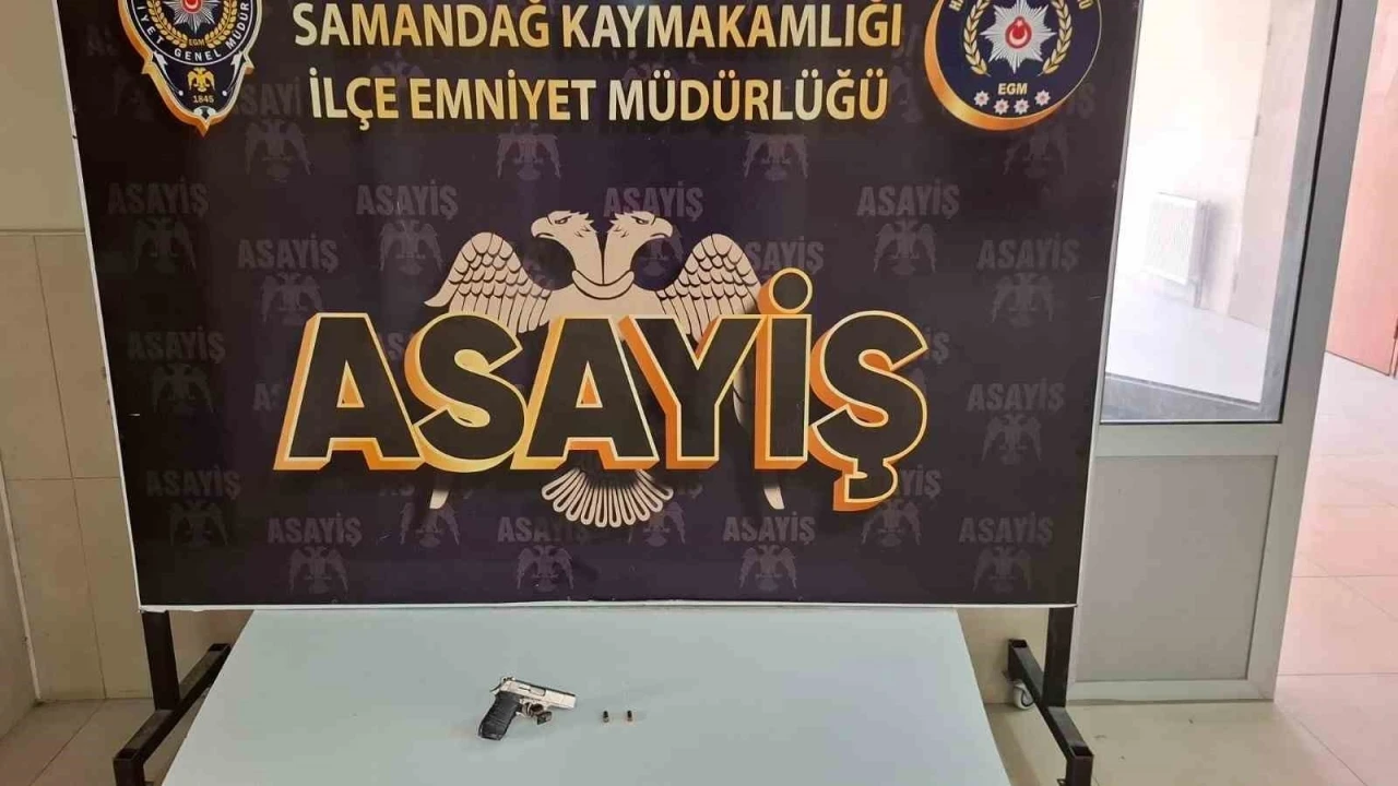 Polis silahla &ccedil;evreye korku salan şahsı 100 kamerayı inceleyerek yakaladı
