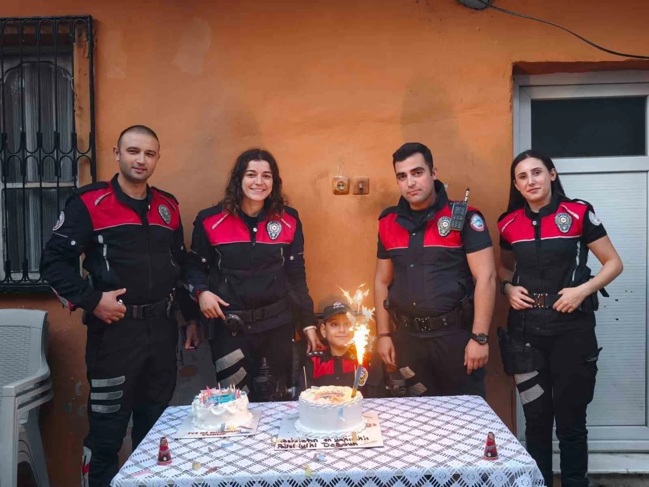 Polis sirenleri bu kez özel gereksinimli çocuğa sürpriz için çaldı
