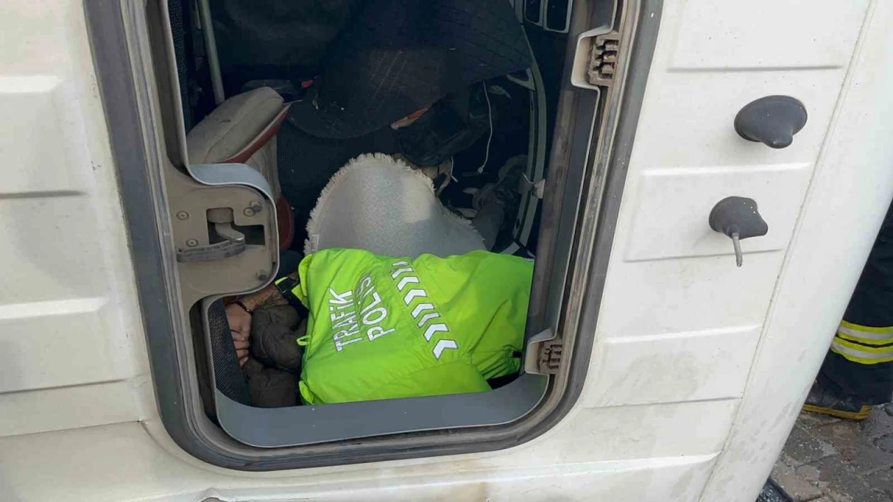 Polis üniformasını çıkarıp yaralının üzerini örttü
