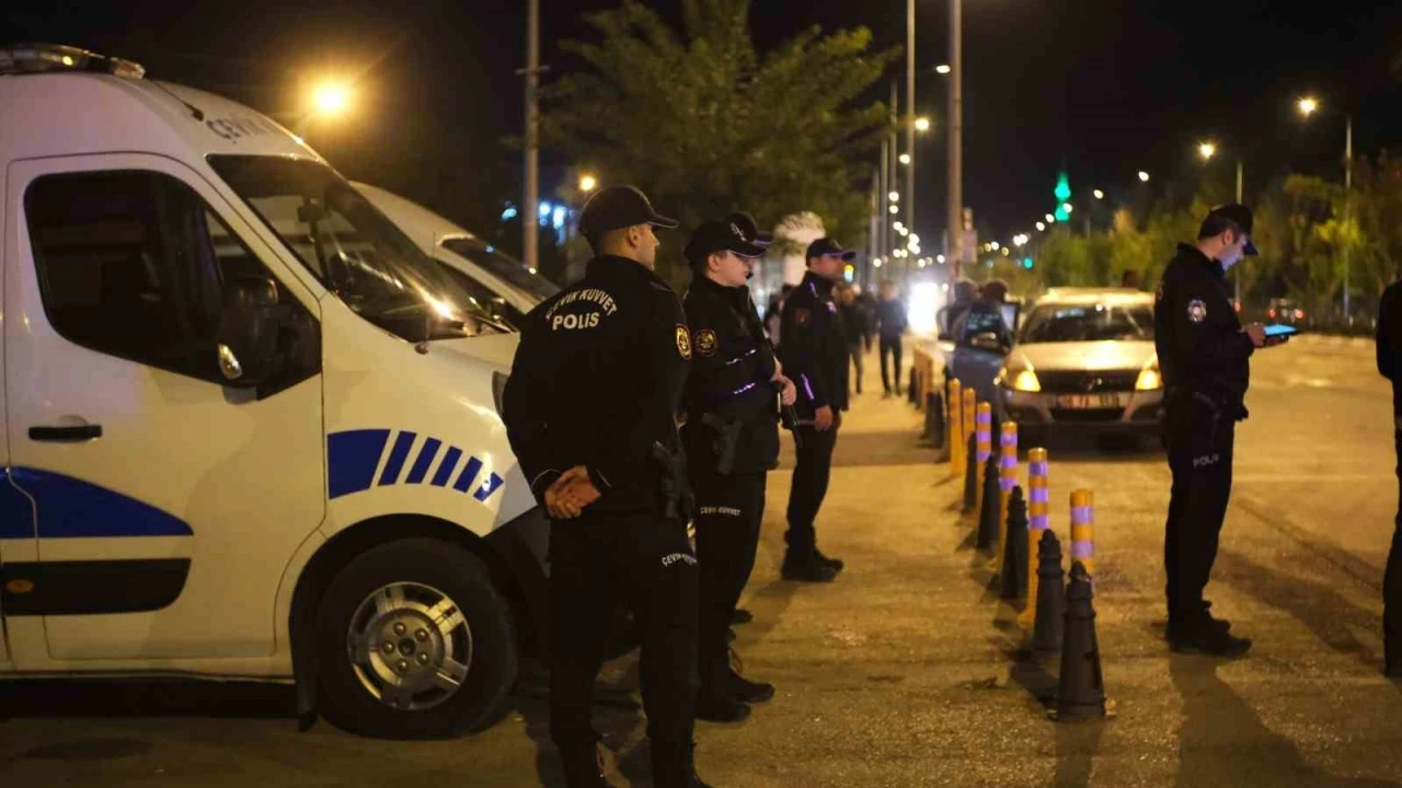 Polis üniversite çevresinde asayiş ve trafik uygulaması yaptı
