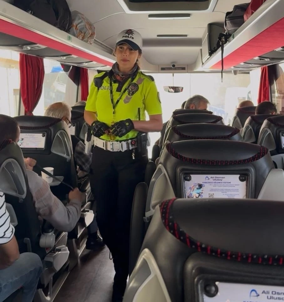 Polis vatandaşlara güvenli yolculuğu anlattı
