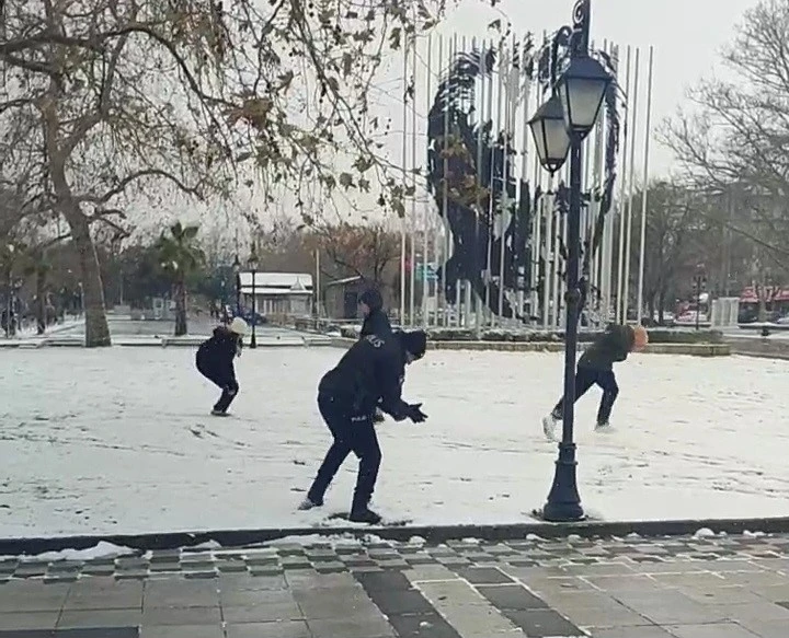 Polis ve &ccedil;ocuklardan kartopu keyfi
