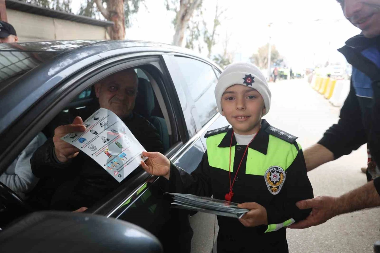 Polis ve jandarma kamuflajı ile denetim yapan depremzede &ccedil;ocuklar y&uuml;rekleri ısıttı
