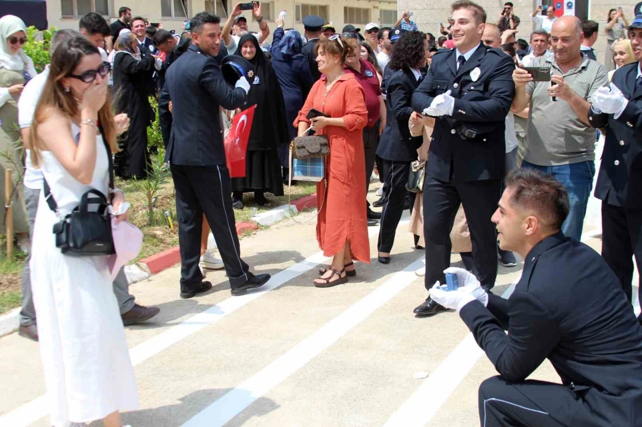 Polis yemin t&ouml;reninin ardından s&uuml;rpriz evlilik teklifi
