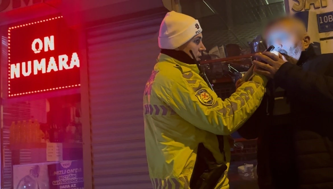 Polise yakalanan alkoll&uuml; s&uuml;r&uuml;c&uuml;: "Direksiyonda ağabeyim vardı"
