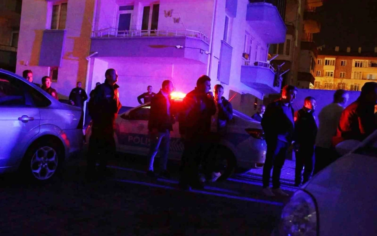 Polisi arayıp, &quot;Bizi dövüyorlar&quot; diye polisleri şikayet etti
