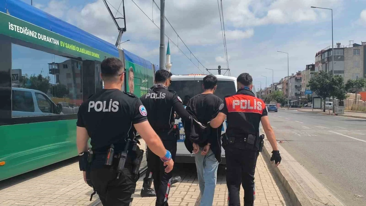 Polisi g&ouml;r&uuml;nce ka&ccedil;mak istedi, 34 dosyadan 23 yıl hapis cezası ile arandığı ortaya &ccedil;ıktı
