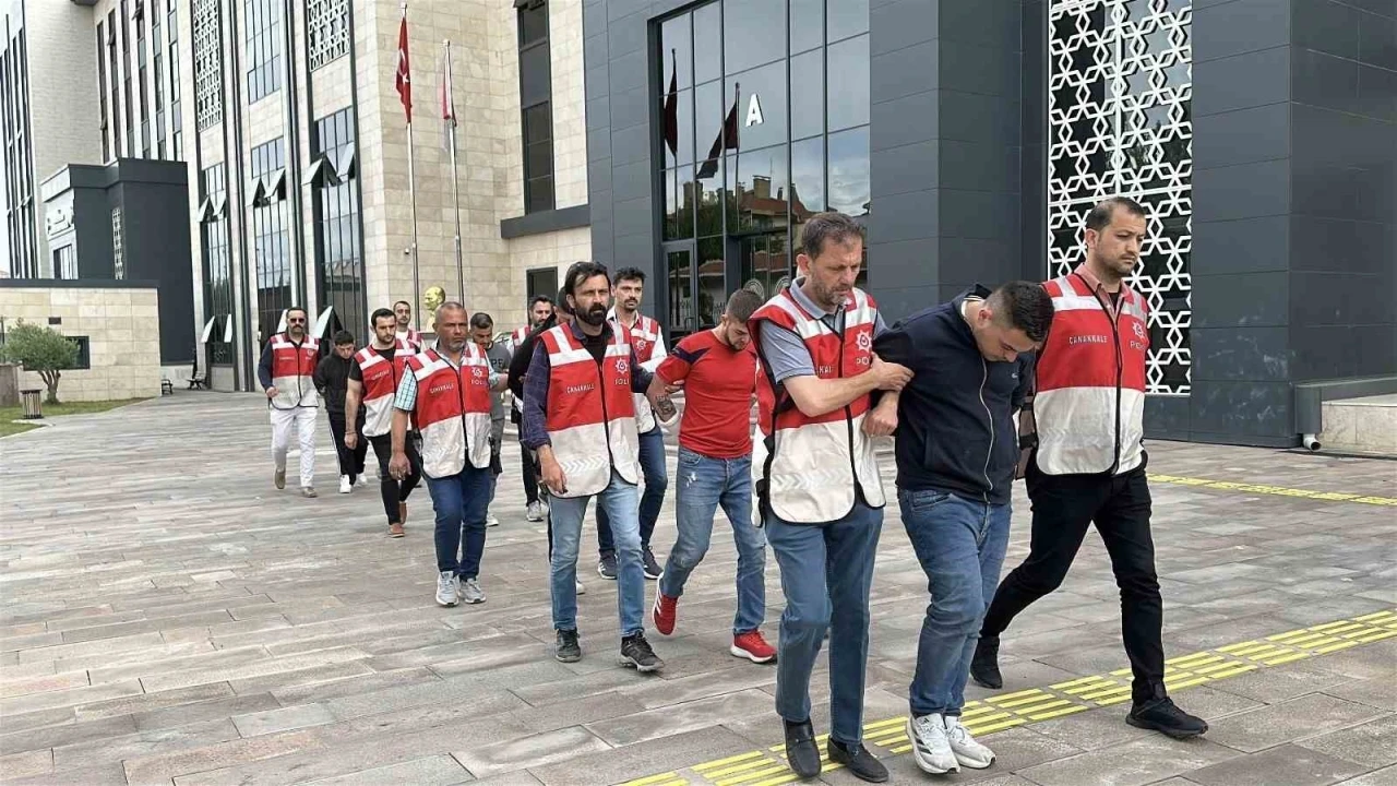 Polisin ’dur’ ihtarına uymayarak kaçan ve üniversite öğrencisinin ağır yaralanmasına sebep olan 2 şüpheli tutuklandı
