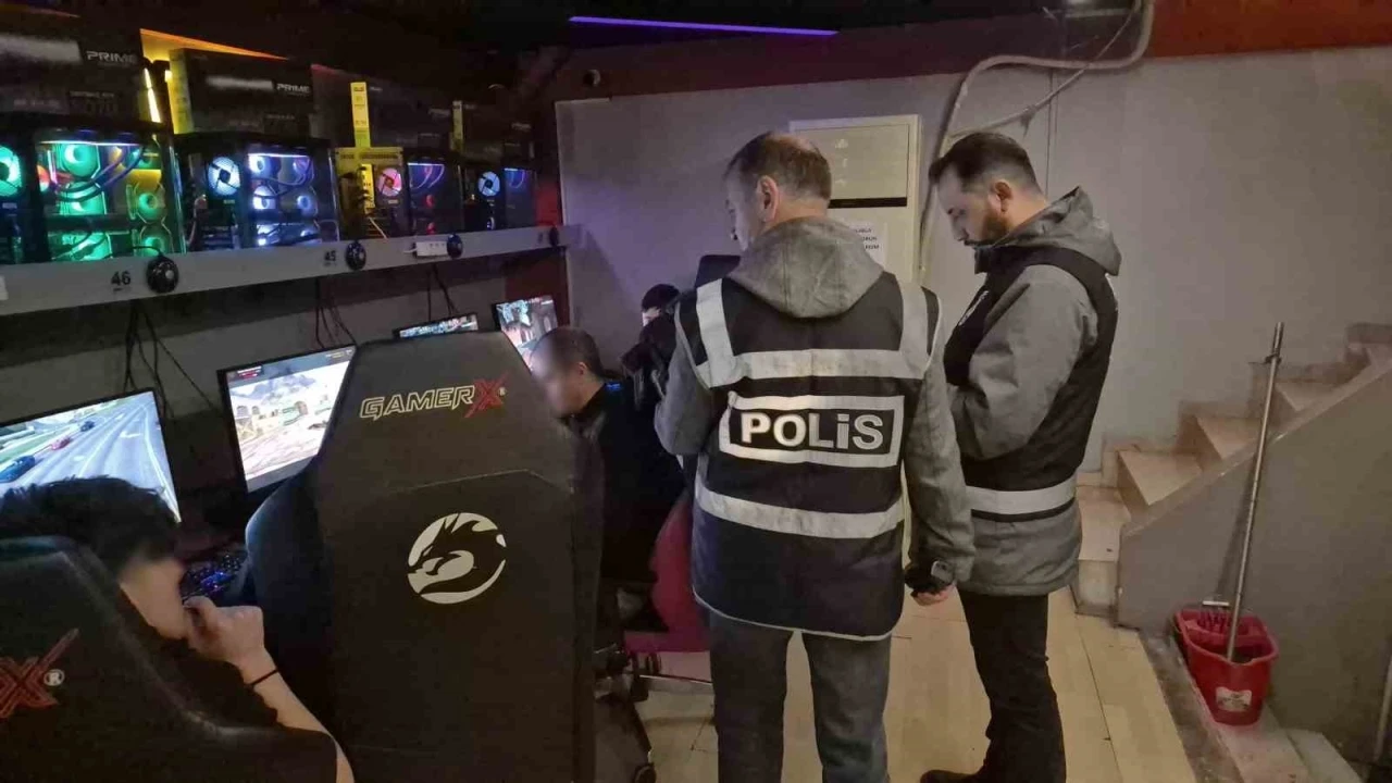 Polisin internet kafede yakaladığı &ccedil;ocuklar panik yaşadı

