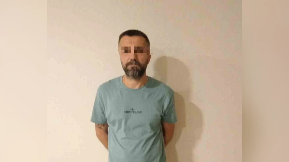 Polisler turist kılığına girdi, aranan şahsı yakaladı