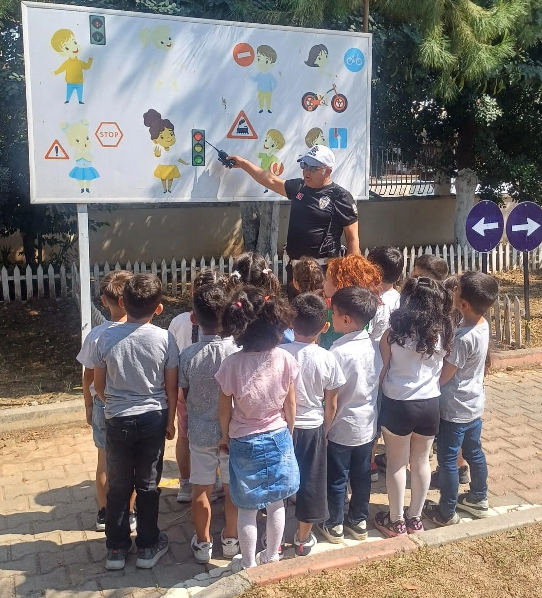 Polislerden öğrencilere uygulamalı eğitim
