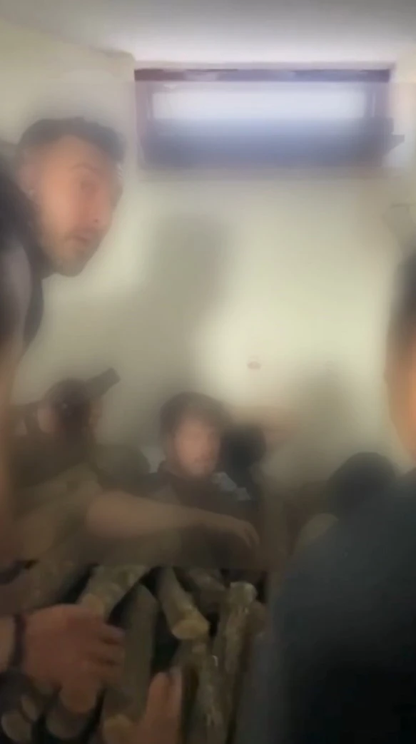 Polisten 5 yıl kaçtı, bodrumda odunların arasında bulundu
