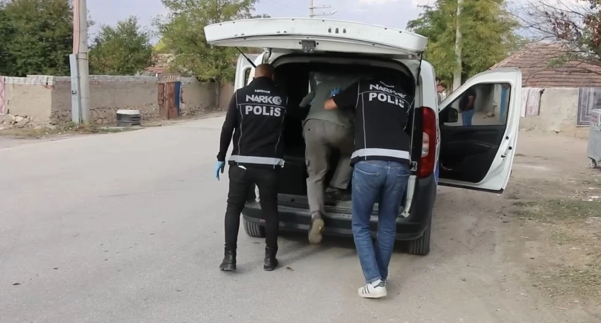 Polisten Alpu’da uygulama: uyuşturucu ve silah ele geçirildi
