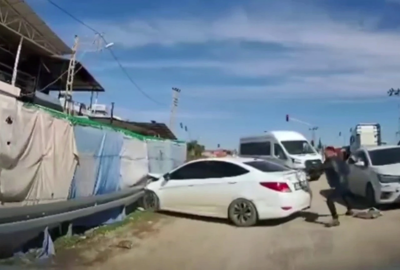 Polisten ka&ccedil;an insan tacirinin kaza yaptığı operasyonda 10 g&ouml;&ccedil;men yakalandı
