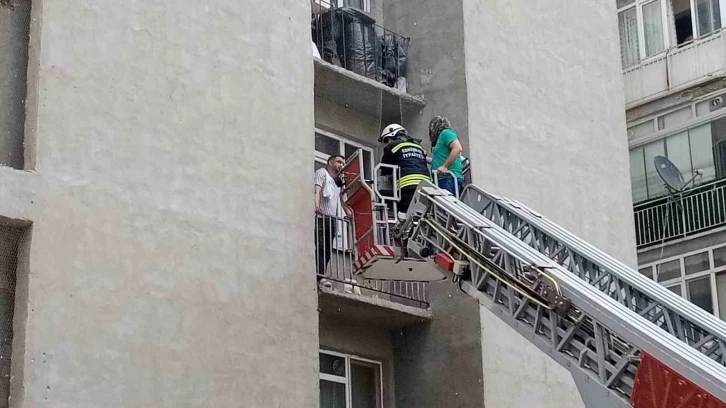 Polisten ka&ccedil;tı fileye tutuldu, atladığı balkonda mahsur kaldı
