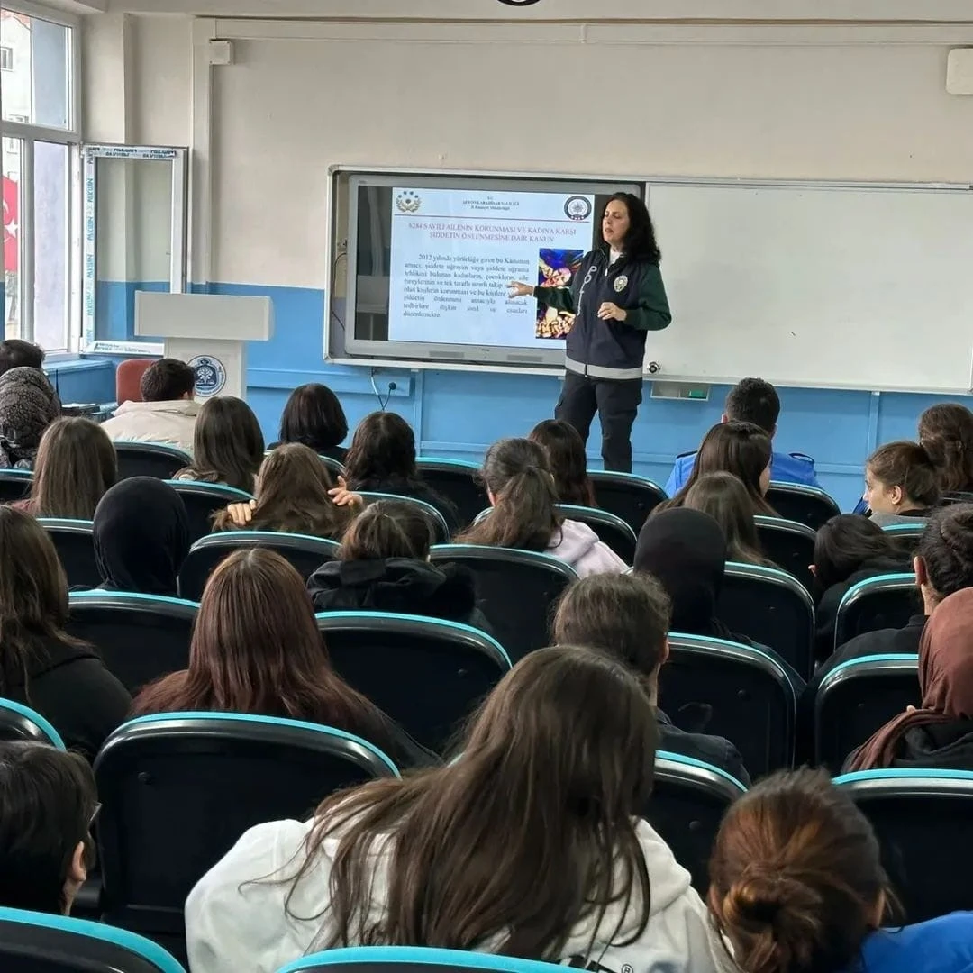 Polisten lise öğrencilerine yönelik eğitim
