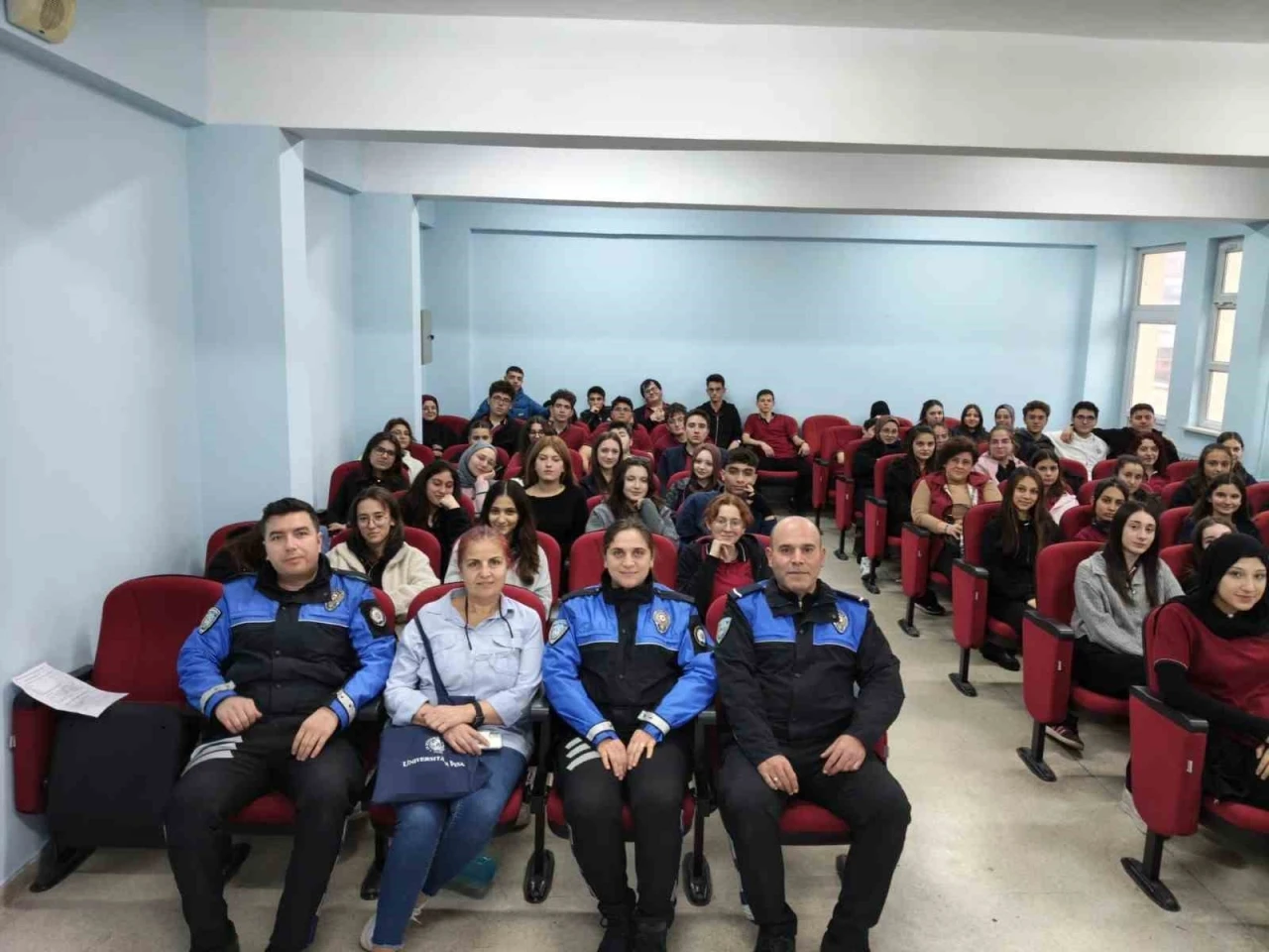 Polisten lise &ouml;ğrencilerine y&ouml;nelik eğitim
