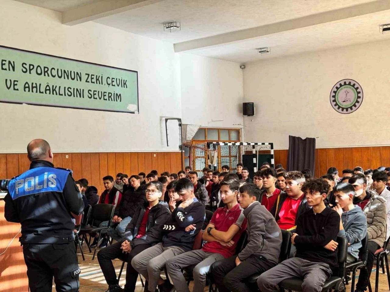 Polisten lise öğrencilerine yönelik eğitim çalışması
