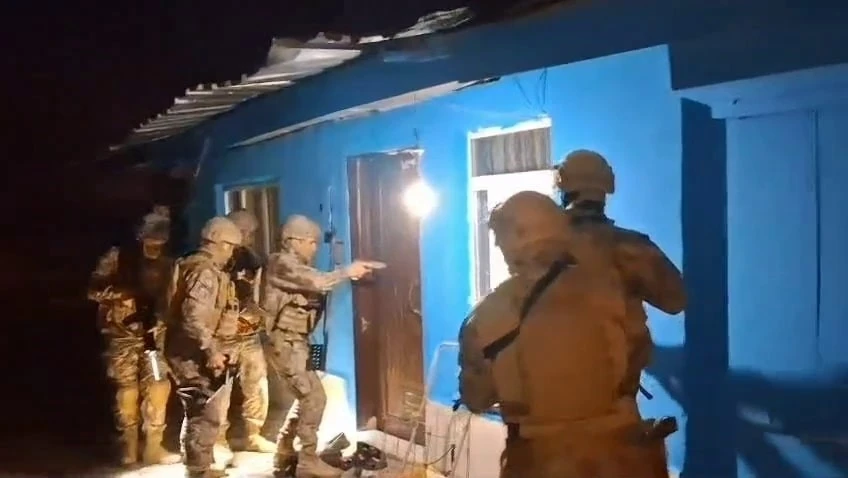 Polisten sokak satıcılarına operasyon: 13 şüpheli gözaltında