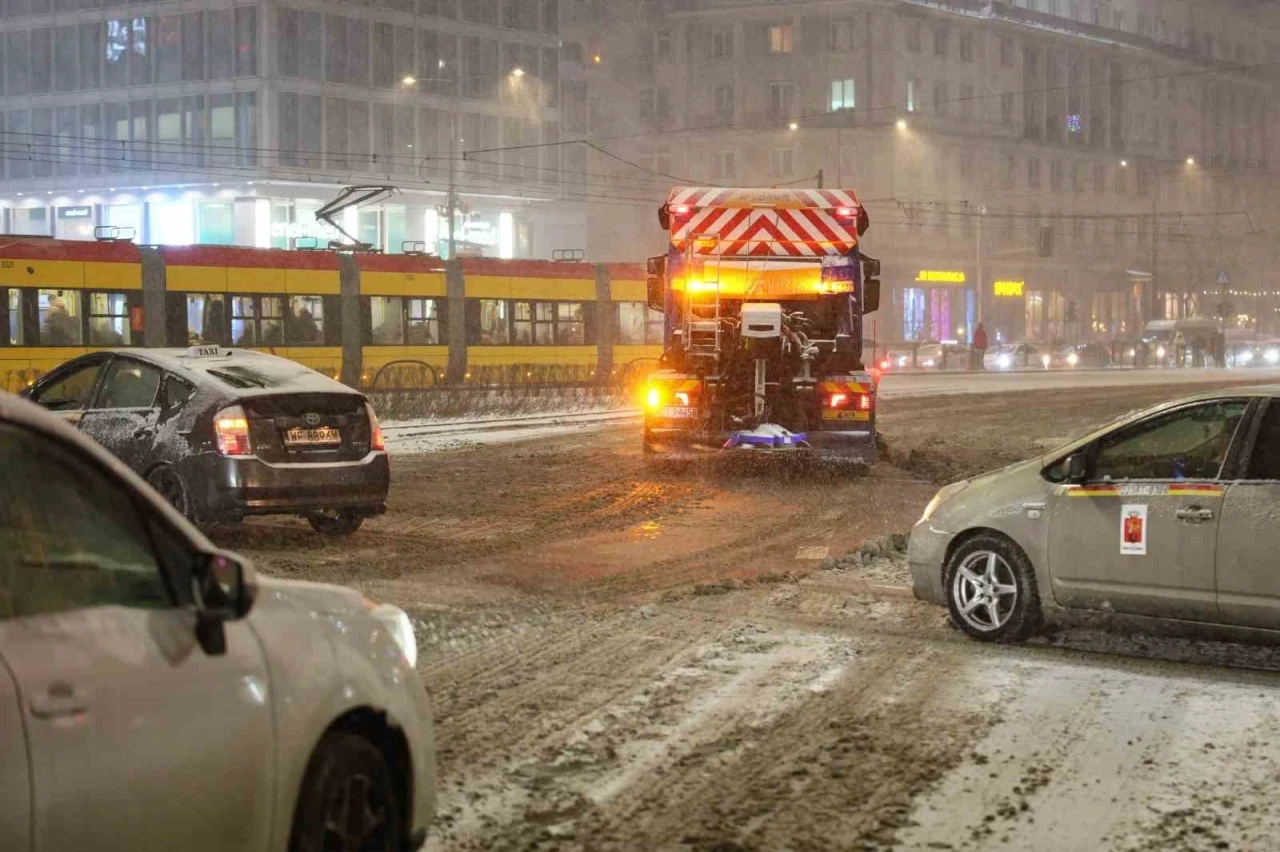 Polonya&rsquo;da kar esareti: Y&uuml;zlerce ara&ccedil; yollarda kaldı
