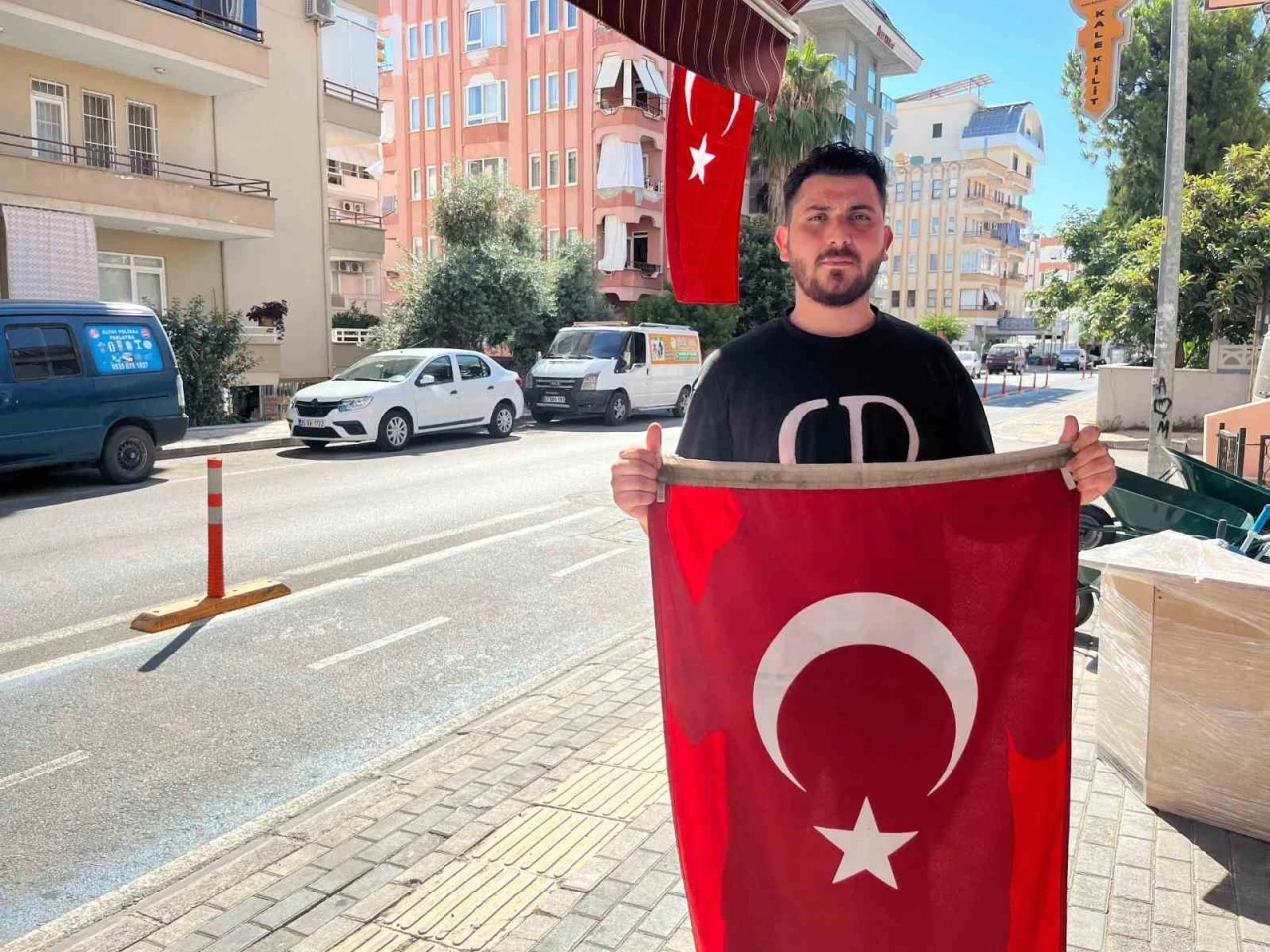 Polonya uyruklu şahıs Türk bayrağını alıp götürdü, polis bulup sahibine teslim etti
