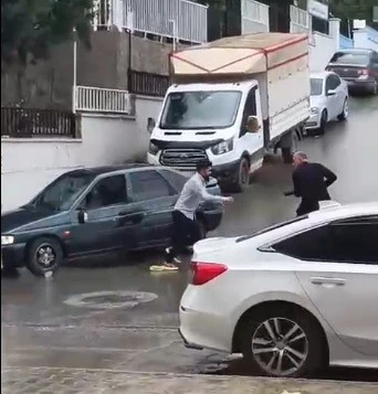 Pompalı tüfekle saldırdı, silah tutukluk yaptı: O anlar kamerada
