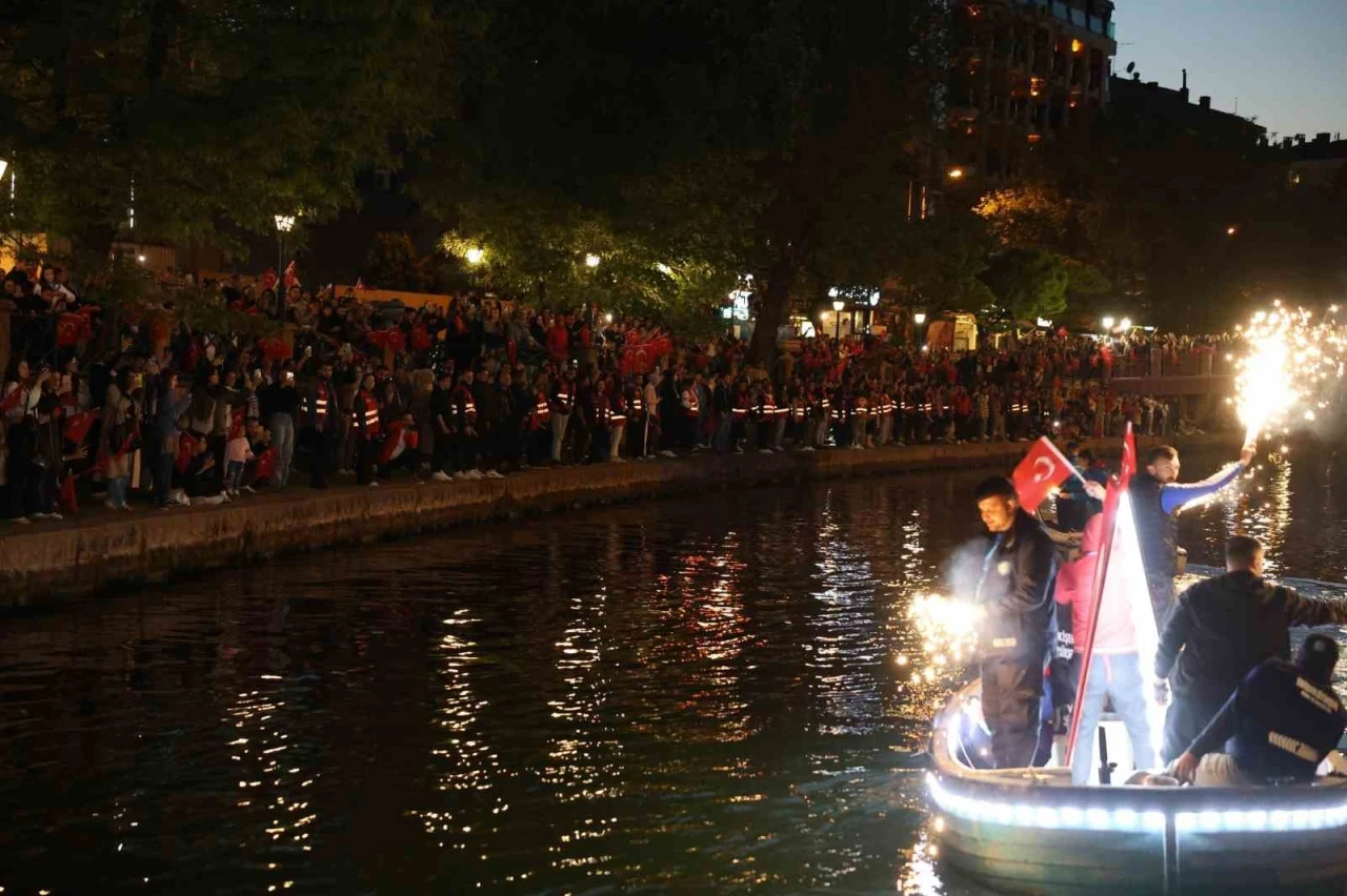 Porsuk Çayı’nda fener alayı düzenlendi
