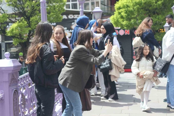 Porsuk Çayı’ndaki köprüde fotoğraf çekenler yoğunluk oluşturdu
