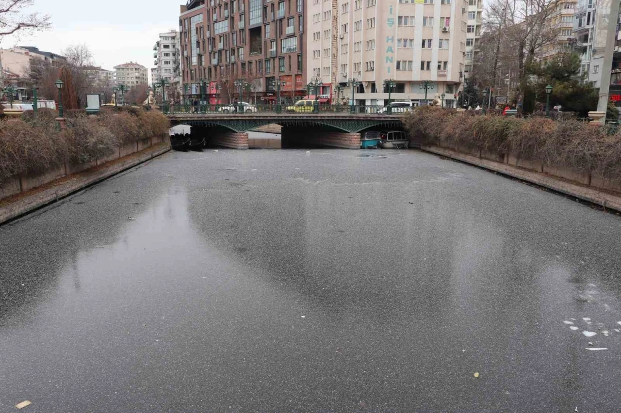 Porsuk &Ccedil;ayı&rsquo;nın buz tutan y&uuml;zeyi &ccedil;&ouml;ple kaplanmaya başladı
