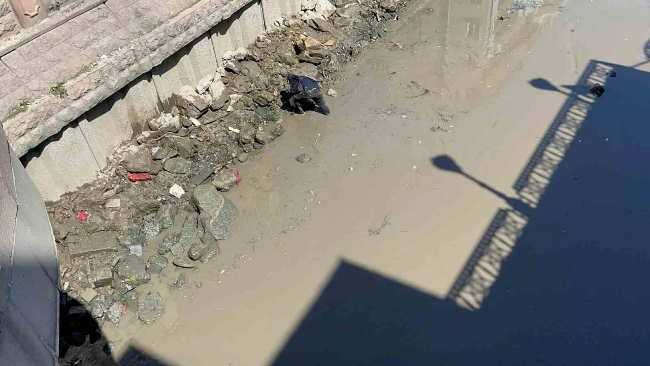 Porsuk Çayı’nın suyu temizlik için kesildi, hurdacılar çamurun içine daldı

