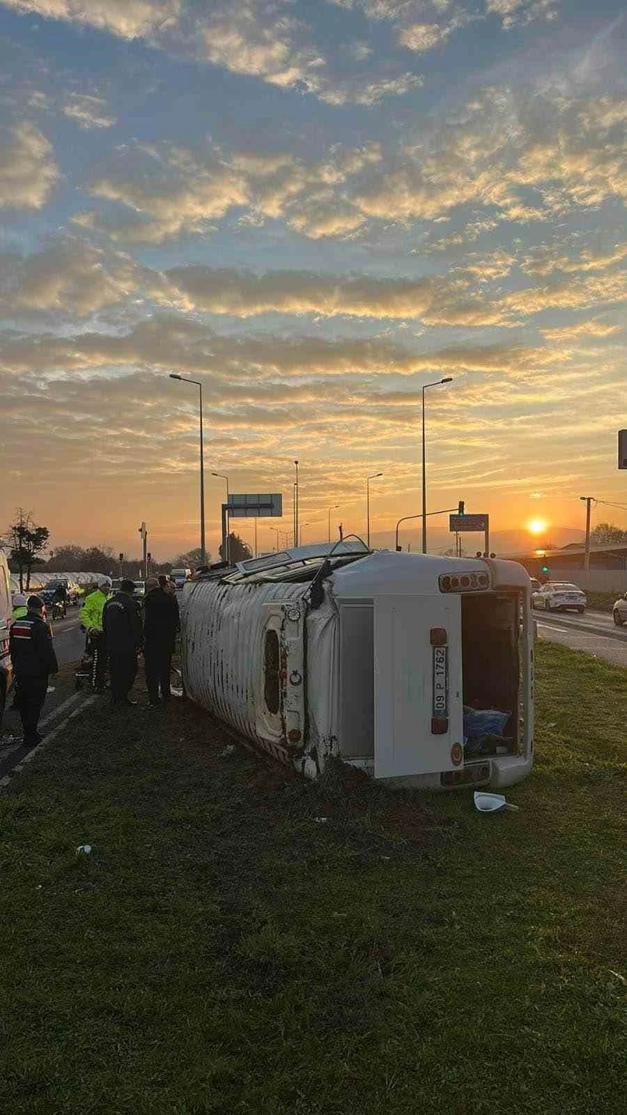 Portakal iş&ccedil;ilerini taşıyan minib&uuml;s devrildi: 16 yaralı
