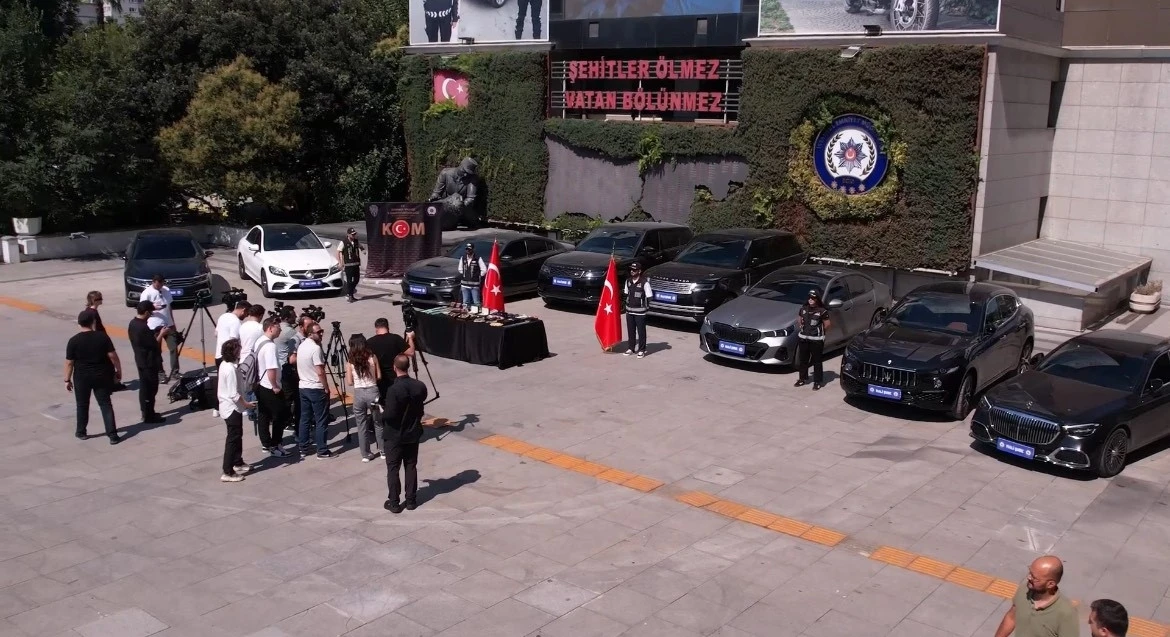 POS cihazlarıyla para aklama operasyonunda ele geçirilen lüks araçlar emniyette sergilendi
