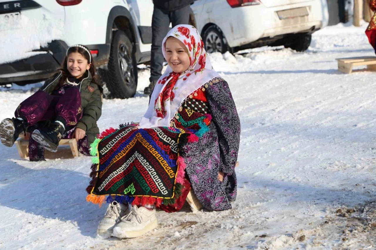 Poşet ve leğenle kayıyorlardı, kızak hediyesi t&uuml;rk&uuml; yaktırdı
