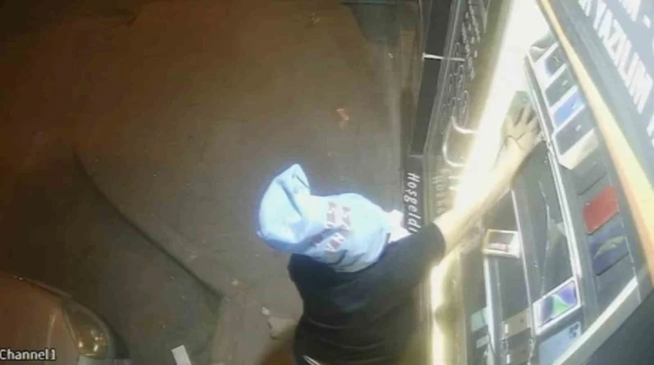 Poşetle y&uuml;z&uuml;n&uuml; ve ayaklarını saklamaya &ccedil;alışan hırsız polisten ka&ccedil;amadı: O anlar kamerada
