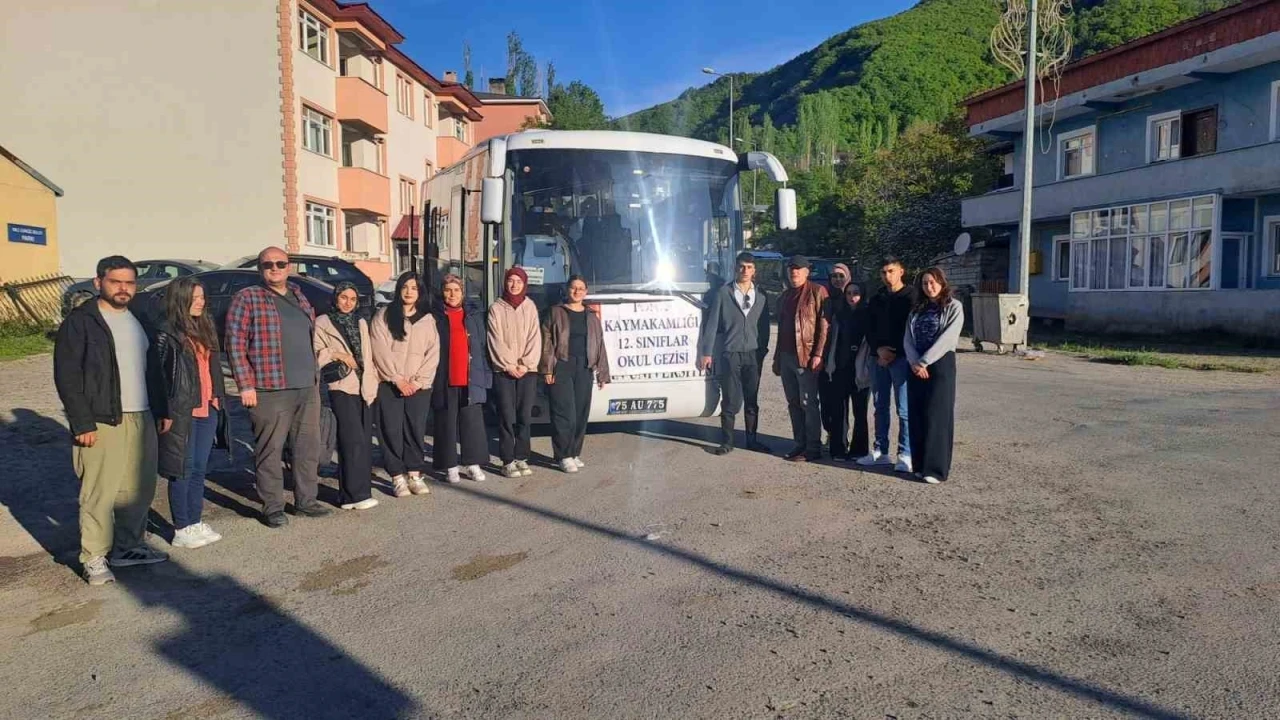 Posof Kaymakamlığı&rsquo;ndan &ouml;ğrencilere b&uuml;y&uuml;k moral: Rize gezisi d&uuml;zenlendi

