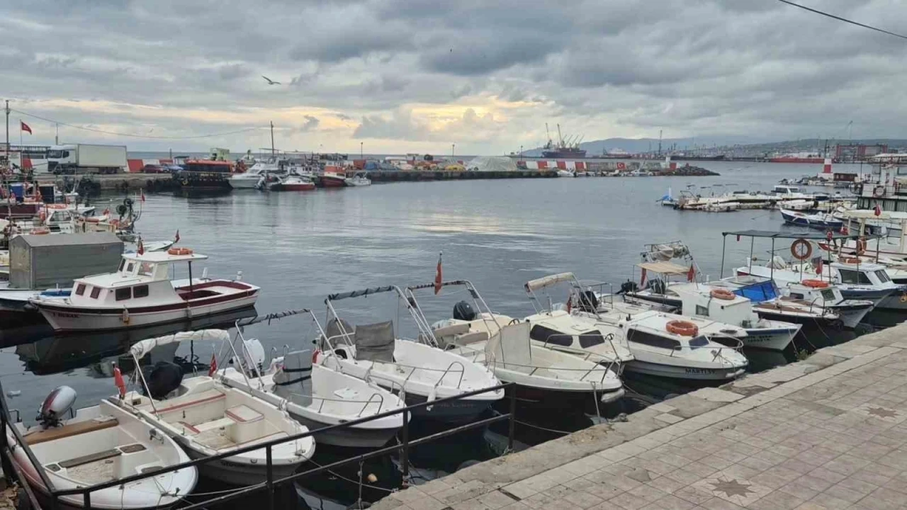 Poyraz k&uuml;&ccedil;&uuml;k tekne balık&ccedil;ılarını limana bağladı, ağlar tamire alındı
