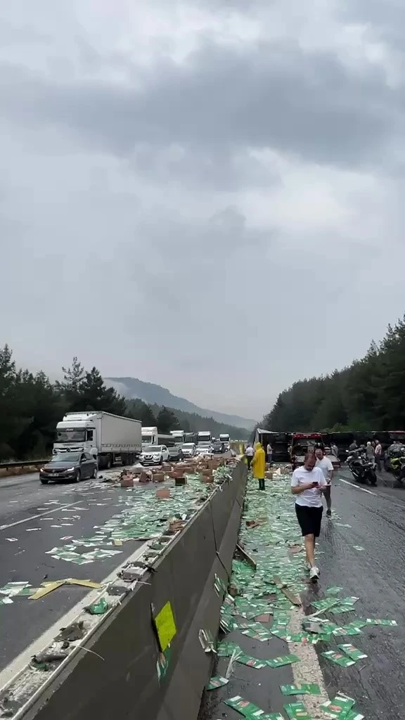 Pozantı-Adana istikameti tır devrilmesi nedeniyle trafiğe kapandı
