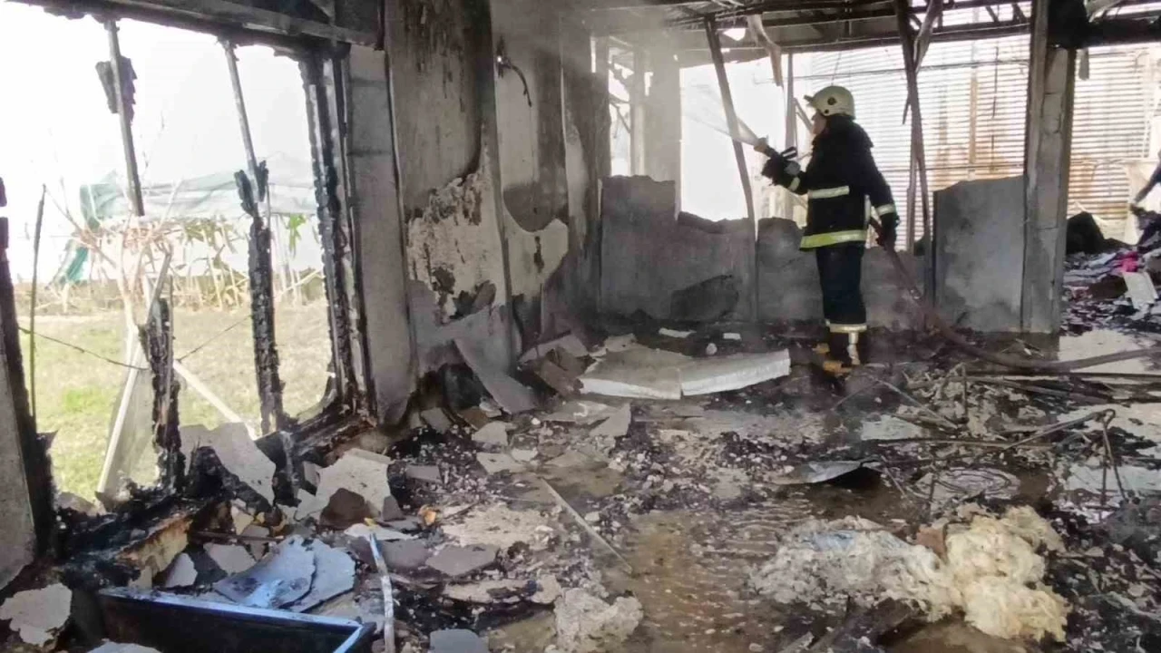 Prefabrik ev alevlere teslim oldu