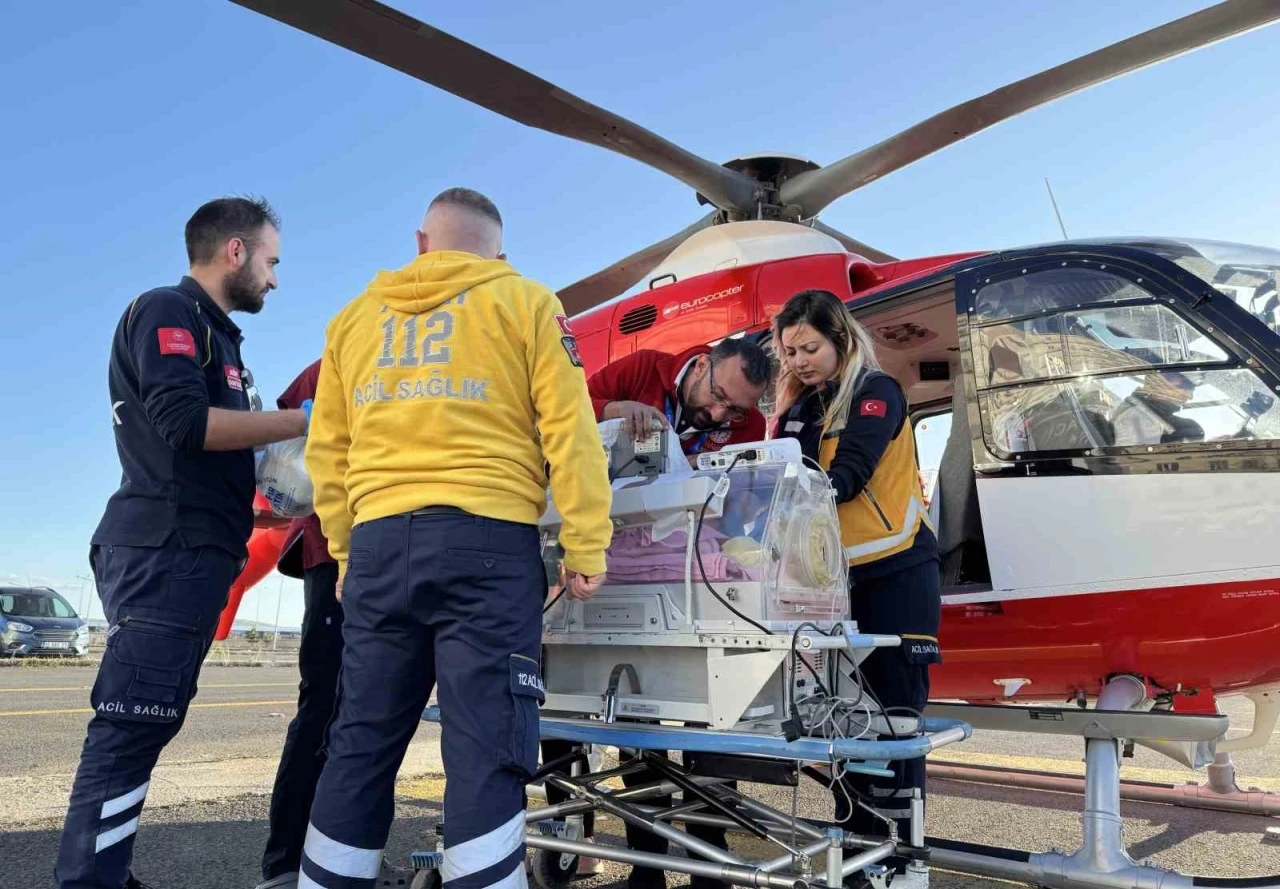 Prematüre Adar, göz tedavisi için helikopterle Van’a sevk edildi

