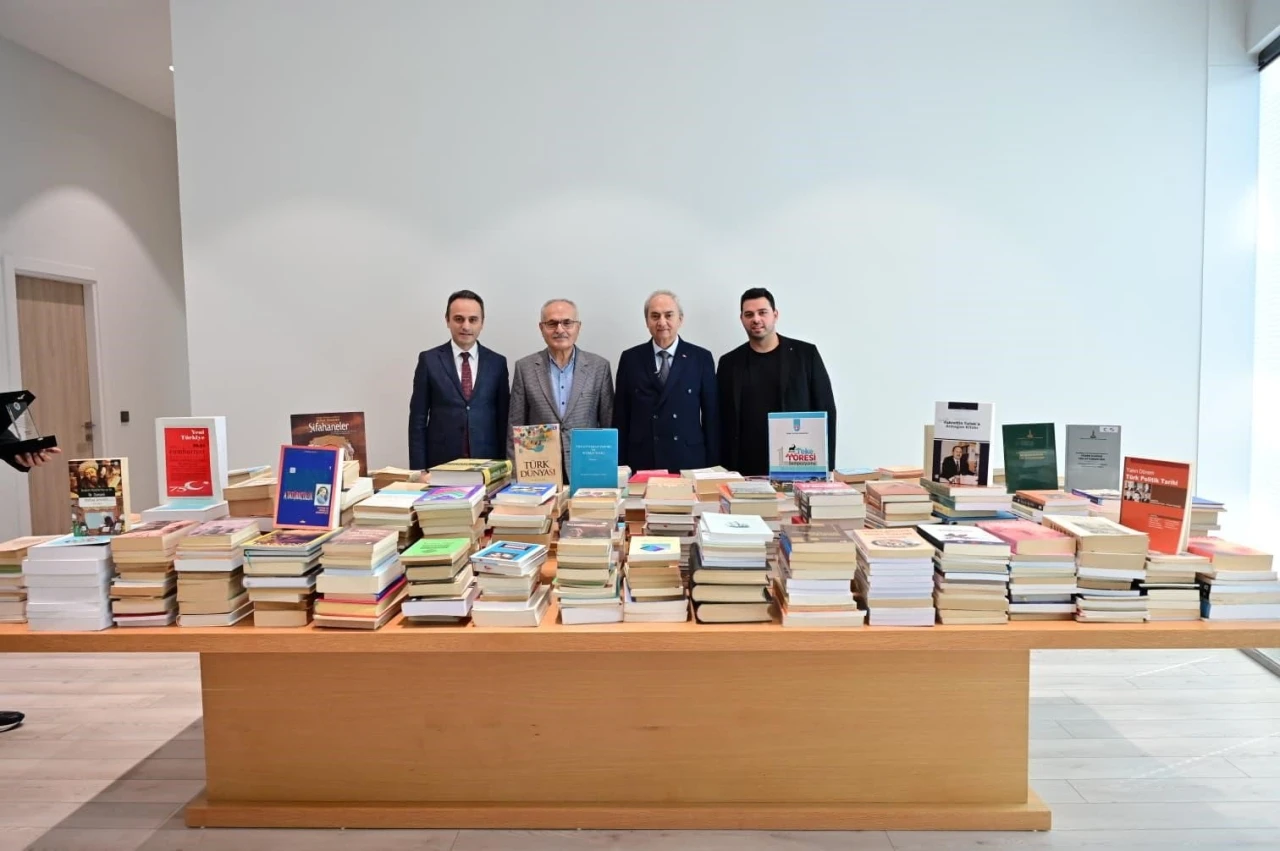 Prof. Dr. Fahrettin Tızlak’tan Antalya Kütüphanesi’ne 2000 kitaplık değerli bağış
