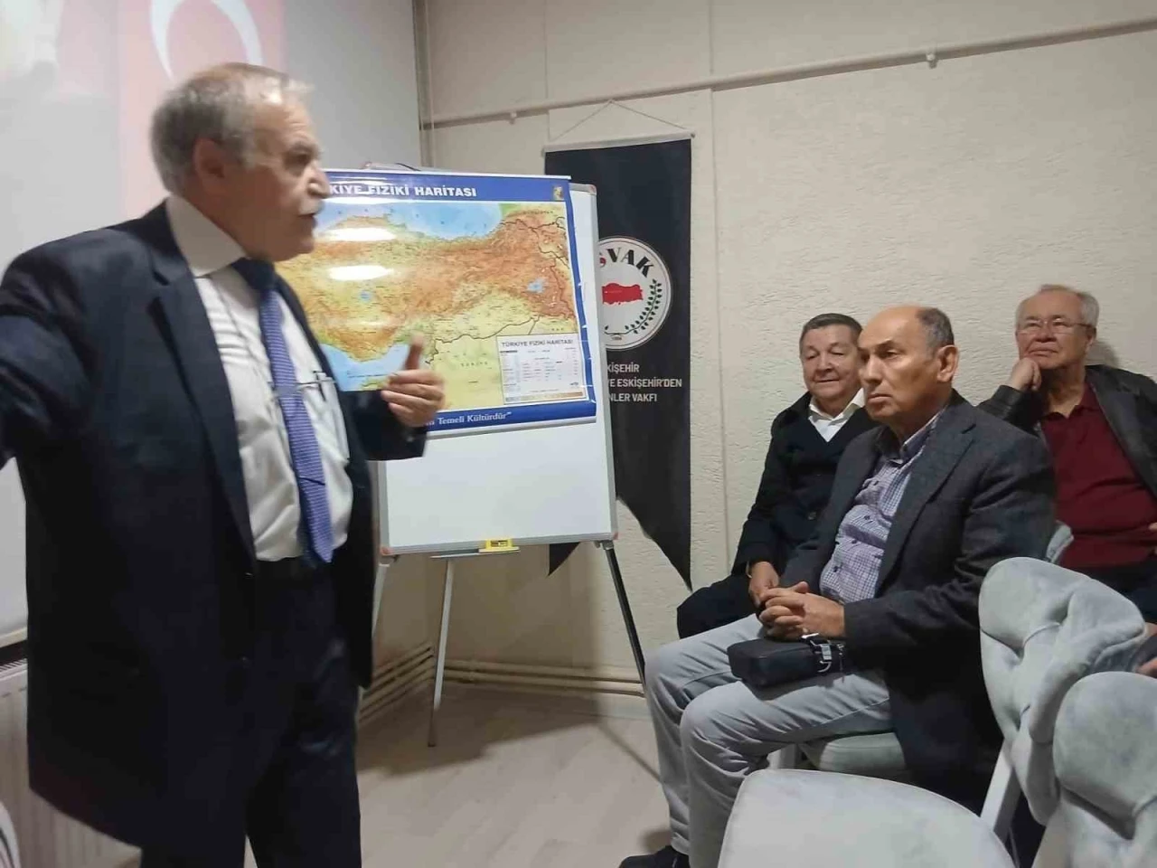 Prof. Dr. Özden’den ’29 Ekim 1923 Cumhuriyet’e giden yol’ konulu konferans