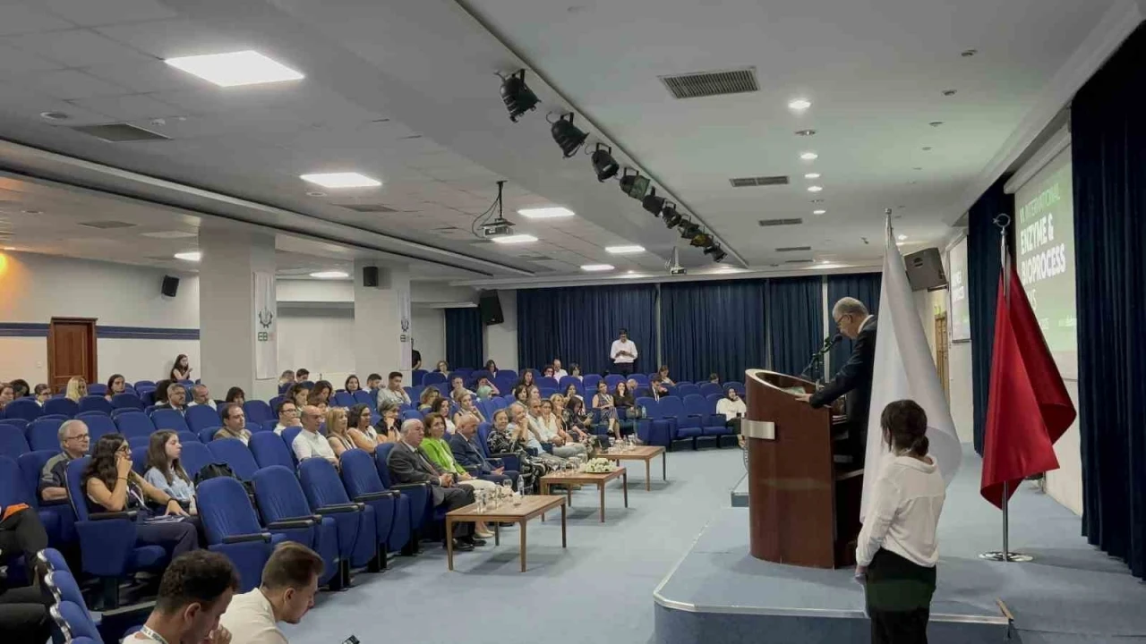 Profesörden yapay zeka uyarısı: "Bu hızlı gelişmenin arkasında kalmamalıyız"