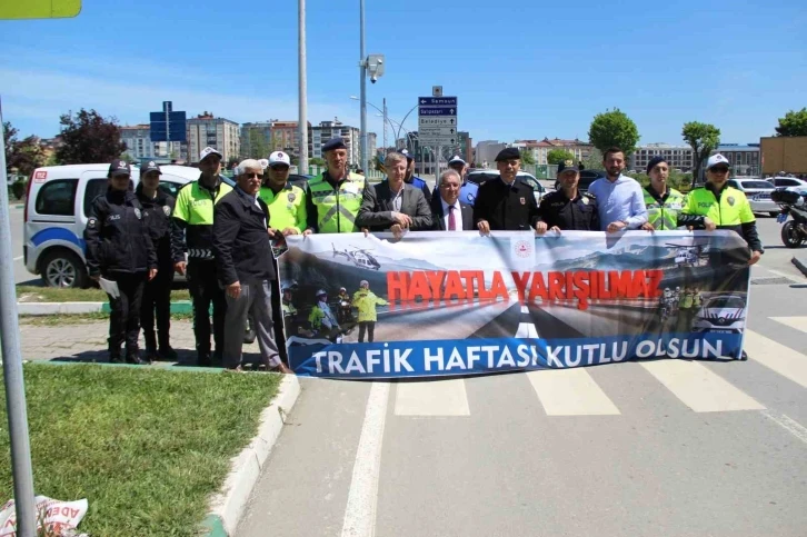 Protokolden sürücülere broşür: &quot;Hayatla Yarışılmaz&quot;
