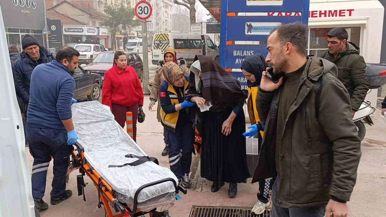 PTT Kargo minib&uuml;s&uuml;n&uuml;n &ccedil;arptığı yaşlı kadın yaralandı
