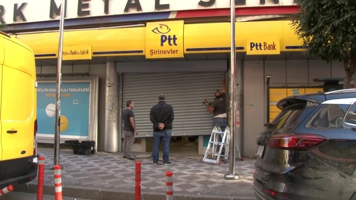 PTT şubesinin kapısı bozuldu, vatandaşlar adeta s&uuml;r&uuml;nerek girip &ccedil;ıktı
