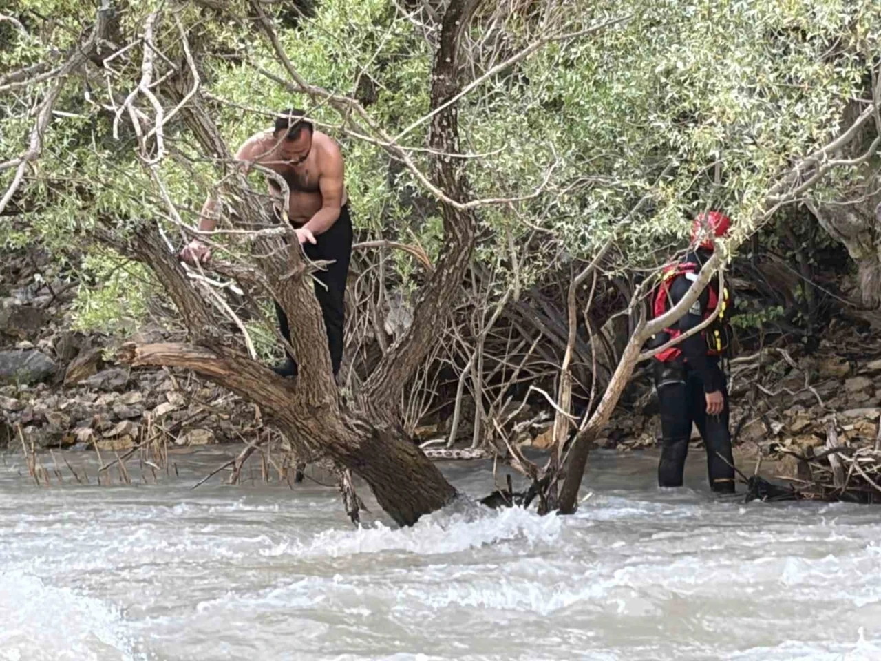 P&uuml;l&uuml;m&uuml;r &Ccedil;ayı&rsquo;nda mahsur kalan şahsı jandarma kurtardı
