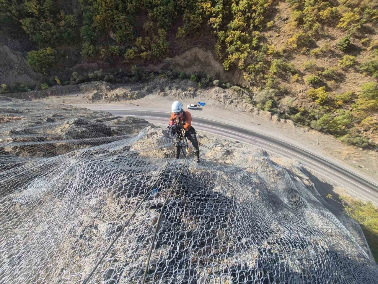 Pülümür yolunda taş düşmesi karşın güvenlik çalışmaları tamamlandı
