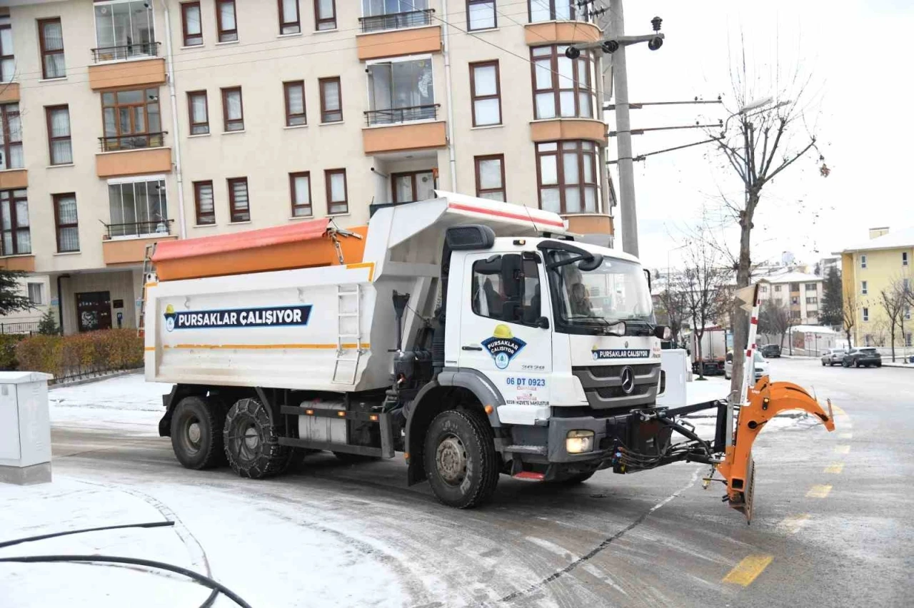 Pursaklar&rsquo;da kar yağışıyla birlikte t&uuml;m ekipler sahada
