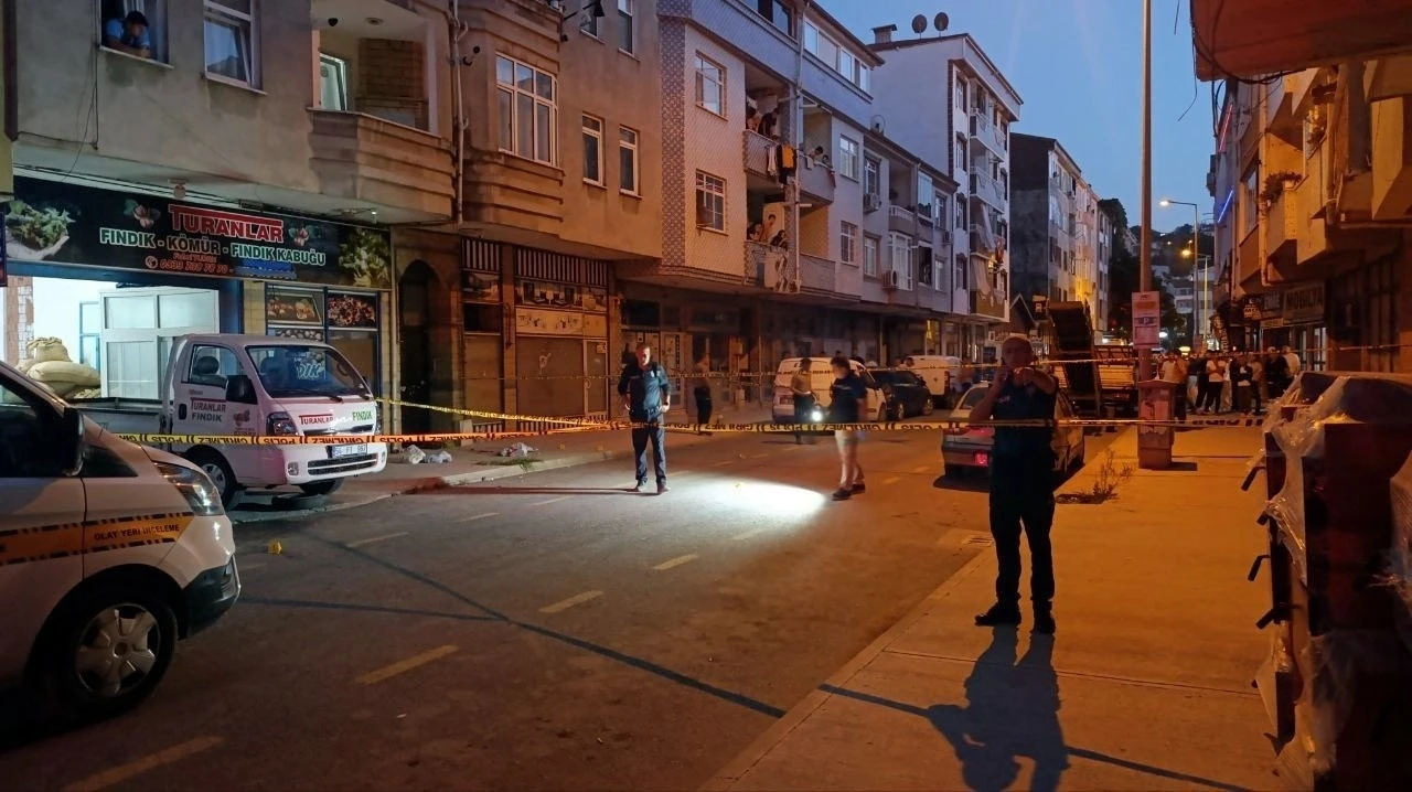 Pusu kurup alışverişten dönen adamı başından vurarak öldürdü, 1 çocuk yaralandı
